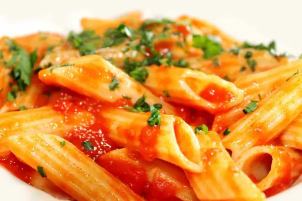 Penne al arrabbiata: prosty przepis na pikantny makaron, który zachwyca