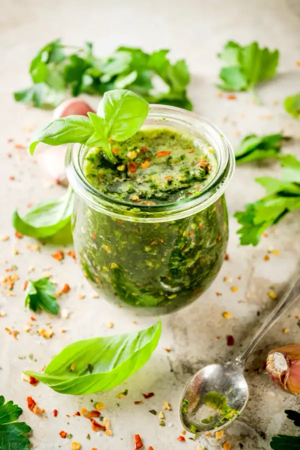 Czy pesto można zamrozić? Odkryj skuteczne metody przechowywania