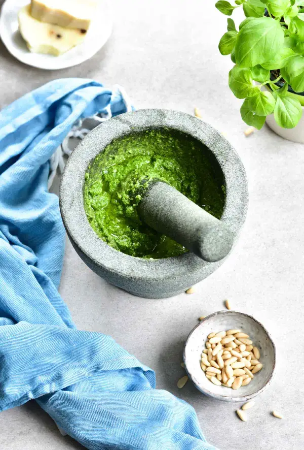Jak zrobić zielone pesto w 5 prostych krokach - łatwy przepis