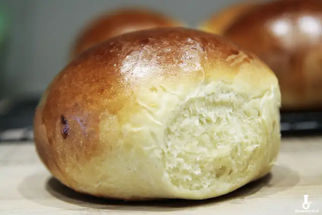 Złocista bułka brioche, idealna na śniadanie, z puszystym wnętrzem i lekko chrupiącą skórką.