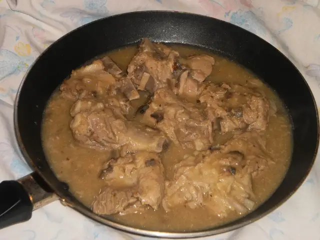 Babcine żeberka w sosie własnym, duszona wieprzowina w aromatycznym sosie, gotowa do podania.