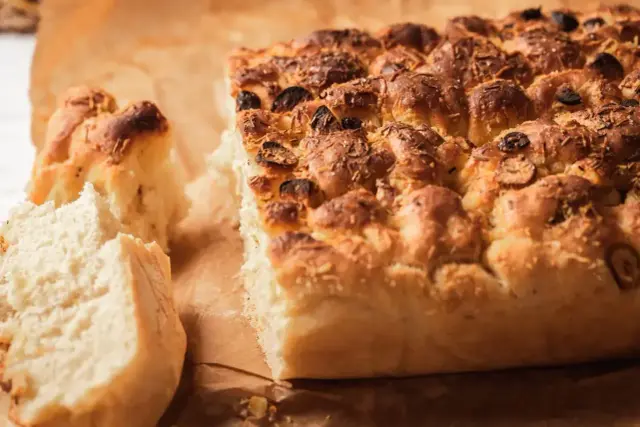 Focaccia genueńska - przepis na miękki środek i chrupiący spód